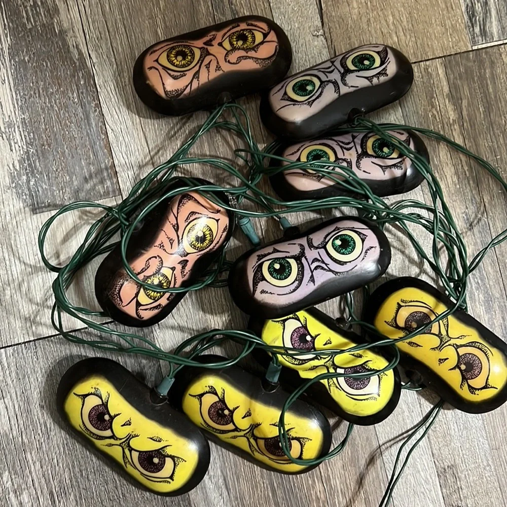 Halloween 🎃 a green eyes 👀 lights 9 glowing vintage retro 4x2” each outdoors